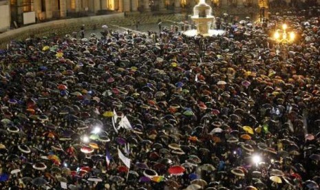 Faithfuls gather as they wait for the newly elected pope, Jorge Mario Bergoglio of Argentina, to appear on the balcony of St. Peter's Basilica at the Vatican after being elected by the conclave of cardinals, March 13, 2013.