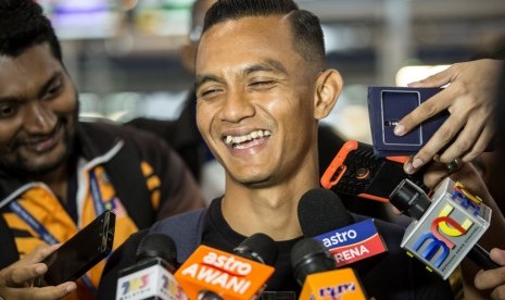 Faiz Subri, kandidat penerima penghargaan Puskas Award 2016 saat diwawancara awak media Malaysia sebelum berangkat ke Zurich, Swiss.