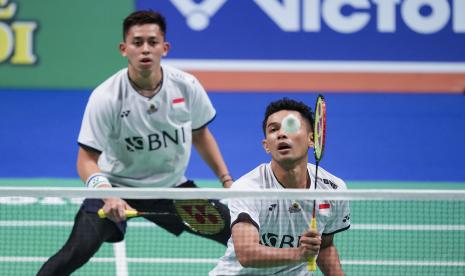 Fajar Alfian (depan) dan Muhammad Rian Ardianto membalas tembakan, saat pertandingan Final Ganda Putra melawan Marcus Fernaldi Gideon/Kevin Sanjaya Sukamuljo, dari Denmark Badminton Open, di Jyske Bank Arena di Odense, Denmark, Ahad, 23 Oktober, 2022.