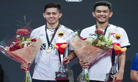 Fajar Alfian (kanan) dan Muhammad Rian Ardianto berpose setelah memenangkan pertandingan final ganda putra melawan pasangan Indonesia lainnya, Marcus Fernaldi Gideon dan Kevin Sanjaya Sukamuljo, di Denmark Badminton Open, di Jyske Bank Arena di Odense, Denmark, Ahad, 23 Oktober 2022. 