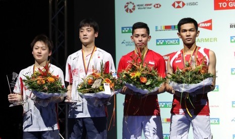 Fajar Alfian (kanan) dan Muhammad Rian Ardianto (kedua kanan) saat penyerahan hadiah turnamen Jerman Terbuka 2018.