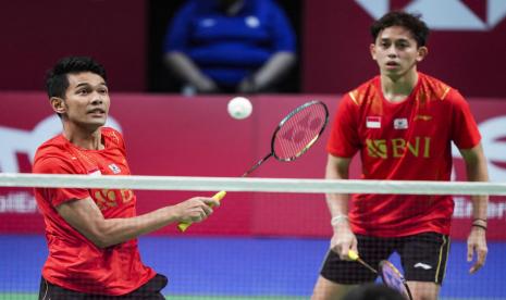 Fajar Alfian (kiri) dan Muhammad Rian Ardianto beraksi pada final Piala Thomas di Denmark, Ahad (17/10). 