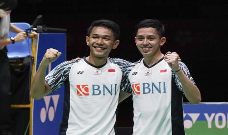 Fajar Alfian (kiri) dan Muhammad Rian Ardianto melakukan selebrasi usai mengalahkan rekan senegaranya Mohammad Ahsan/Hendra Setiawan pada pertandingan final ganda putra turnamen bulu tangkis Malaysia Masters di Bukit Jalil Axiata Arena di Kuala Lumpur, Malaysia, Ahad, 10 Juli 2022. 