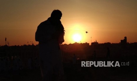  Pertanyaan Imam Malik ke Malaikat Maut, Kapan Ajalku Datang?. Foto: Fajar yang terbit di atas cakrawala Madinah, terlihat dari Makam Baqi (ilustrasi). 