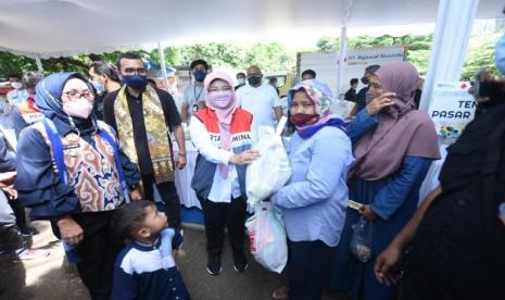  Arya Sinulingga Staf Khusus III  Kementrian BUMN Arya Sinulingga bersama Fajriyah Usman Vice President Corporate Social Responsibility (CSR) & SMEPP Management Pertamina memberikan sembako kepada warga dalam acara Pasar Rakyat dan bazaar UMKM BUMN di area parkir Stadion Bima Kota Cirebon, pada Jumat (3/6/2022).