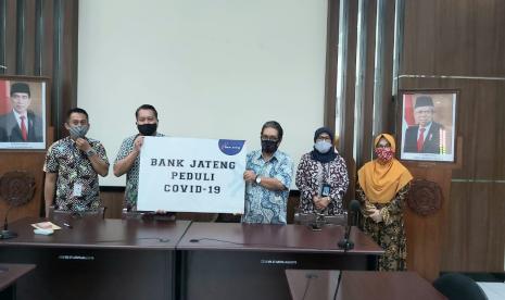 Fakultas Ekonomi dan Bisnis (FEB) Universitas Sebelas Maret (UNS) Solo bekerja sama dengan Bank Jateng menyalurkan bantuan kepada masyarakat desa binaan FEB UNS yang berada di Desa Cangkringan, Kecamatan Banyudono, Kabupaten Boyolali, Jawa Tengah. 