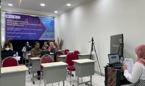 Fakultas Ilmu Budaya (FIB) Universitas Brawijaya (UB) melaksanakan empat seminar internasional secara maraton. Salah satunya International Conference Entitled Language, Literary, and Cultural Studies (ICON LATERALS) III 2022 yang dilaksanakan secara hibrida mulai 5 sampai 6 November 2022.