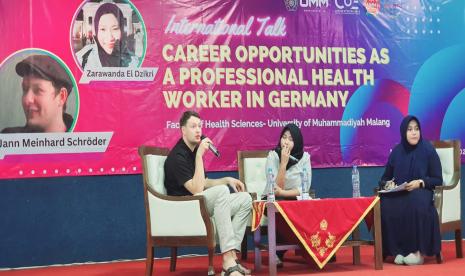 Fakultas Ilmu Kesehatan (Fikes) Universitas Muhammadiyah Malang (UMM) mengadakan International Talk bertajuk Career Opportunities as a Professional Health Worker in Germany di aula kampus II UMM, Senin (9/10/2023). Kegiatan ini mengungkap testimoni seorang perawat di Jerman, Zarawanda Eldzikri didampingi suaminya Jann Meinhard Schröder. 