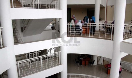 Fakultas Kedokteran dan Ilmu Kesehatan, Universitas Islam Negeri Syarif Hidayatullah, Jakarta, Jumat (27/6). 