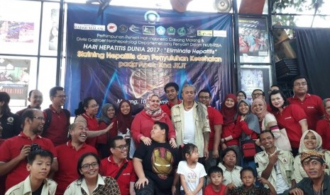 Fakultas Kedokteran Universitas Brawijaya (UB) melakukan skrining hepatitis dan penyuluhan kesehatan anak jalanan di Rumah Singgah Anak Bina Jaringan Kemanusiaan Jawa Timur (JKJT) Malang, Ahad (10/9).