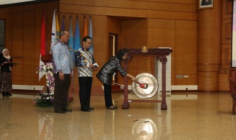 Fakultas Keguruan dan Ilmu Pendidikan Universitas Terbuka (FKIP-UT) menggelar Temu Ilmiah Nasional Guru (TING) ke-VIII Tahun 2016 di Universitas Terbuka Convention Center (UTCC), Tangerang Selatan, Sabtu (26/11).