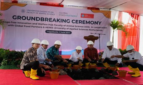 Fakultas Peternakan Universitas Gadjah Mada (UGM) bekerja sama dengan Global Food Partners untuk membangun gedung pusat pelatihan internasional (international training center) untuk produksi dan manajemen telur cage-free atau umbaran. Peletakan batu pertama diadakan pada Selasa (7/6/2022) di area persawahan Dusun Kalijeruk, Desa Widodomartani, Kecematan Ngemplak, Sleman.