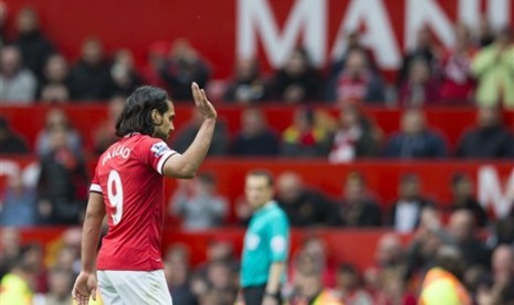 Falcao melambaikan tangan kepada suporter Manchester United