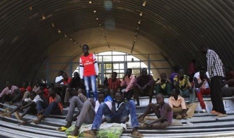 Families displaced by recent fighting in South Sudan, camp in a warehouse inside the United Nations Mission in Sudan (UNAMIS) facility in Jabel, on the outskirts of capital Juba December 23, 2013.