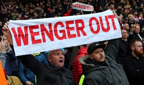 Fan Arsenal membawa spanduk meminta pemecatan Arsene Wenger pada laga lawan West Bromwich di stadion Hawthorns, Sabtu (18/9). Arsenal kalah 1-3 pada laga ini.