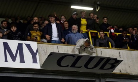 Fan Arsenal merusak papan nama di Stadion White Hart Lane