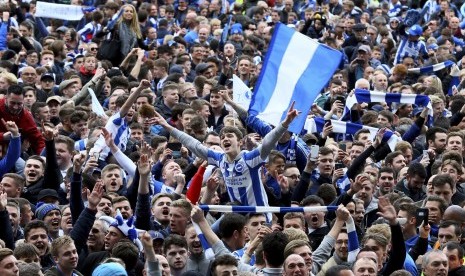 Fan Brighton and Hove Albion merayakan promosi timnya ke Liga Primer Inggris, di stadion Amex, Senin (17/4). 