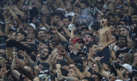 Fan Corinthians merayakan keberhasilan timnya menjuarai Liga Brazil usai mengalahkan Fluminense dalam laga di Sao Paulo, Brazil, pada Rabu (15/11). 