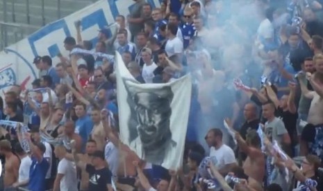 Fan Hansa Rostock dengan spanduk bergambar Usamah Bin Ladin.