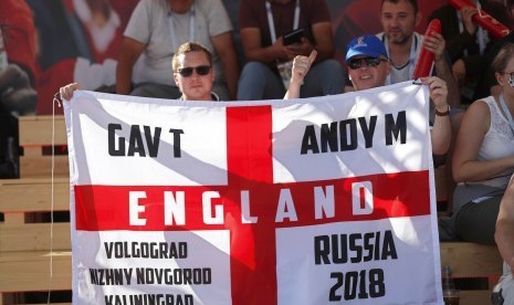 Fan Inggris duduk di FIFA Fan Zone in Volgograd, Rusia, pada 18 Juni 2018. 