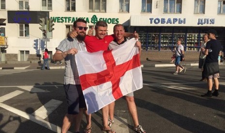 Fan Inggris merayakan kemenangan timnya atas Panama dengan skor telak 6-1