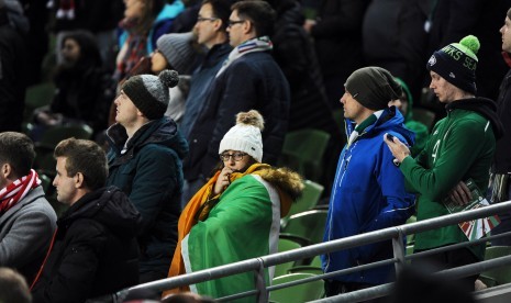 Fan Irlandia tertunduk lesu menyaksikan timnasnya dibantai Denmark 5-1 dalam leg kedua playoff Zona Eropa kualifikasi Piala Dunia 2018 di Dublin, Irlandia, pada Selasa (14/11). 