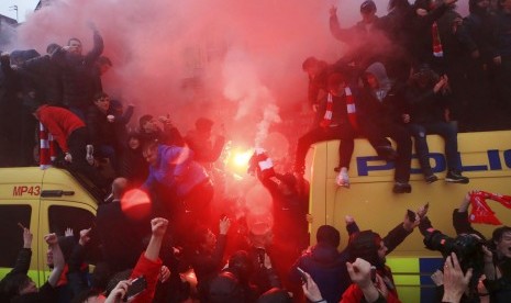 Fan klub menyalakan suar di atas mobil polisi menjelang pertandingan semifinal leg pertama Liga Champions antara Liverpool kontra AS Roma di Liverpool.