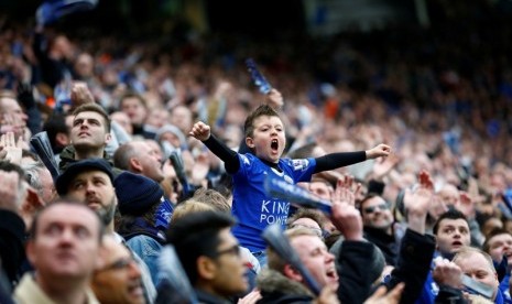 Fan Leicester City merayakan gol tim kesayangan mereka ke gawang Swansea City.