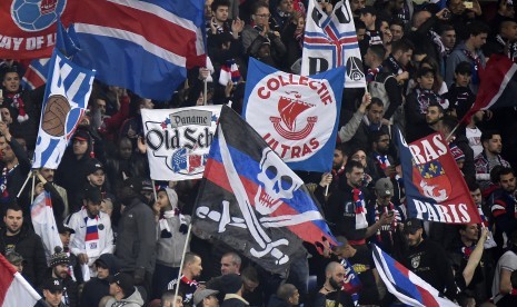 Fan PSG pada laga Final Piala Liga lawan AS Monaco di Parc Olympique Lyonnase, Sabtu (1/4).