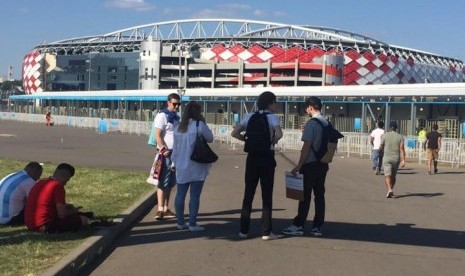 Fan tidak bisa masuk ke dalam Stadion Spartak untuk menyaksikan laga penyisihan Grup D antara Argentina lawan Islandia, Sabtu (16/6) kemarin