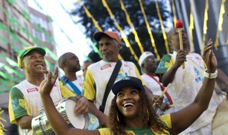 Fan timnas Brasil menari Samba (ilustrasi).