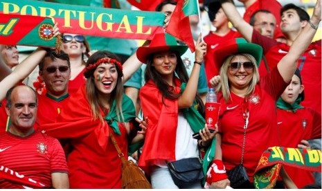 Fan wanita Portugal.