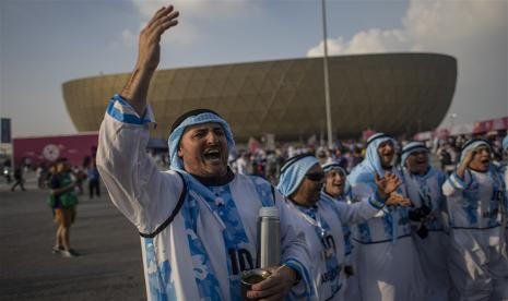 Fans Argentina bersorak di luar stadion Lusail sebelum pertandingan sepak bola final Piala Dunia FIFA 2022 antara Argentina dan Prancis di Doha, Qatar,  Ahad (18/12/2022).