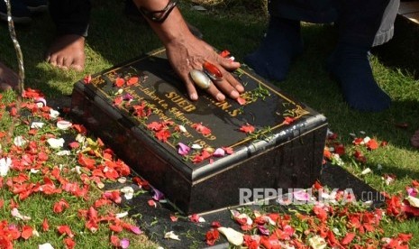 Fans Benyamin Sueb berziarah ke makam Benyamin S dalam rangka haul Benyamin ke-21 di TPU Karet Bivak, Jakarta, Senin (5/9).