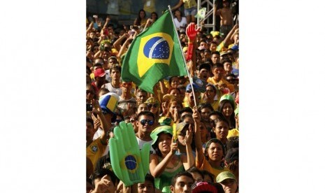 Fans Brasil berkumpul untuk menyaksikan tim mereka bermain melawan Kroasia pada Piala Dunia 2014 pertandingan pembuka mereka di sebuah acara FIFA di Manaus, 12 Juni 2014.