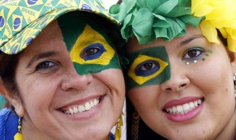 Fans Brasil mengambil bagian di Fan Fest FIFA selama Piala Dunia FIFA 2014 grup A pertandingan babak penyisihan antara Brasil dan Kamerun di Copacabana, Rio de Janeiro, Brasil, Senin(23/6).  (EPA/Abedin Taherkenareh).