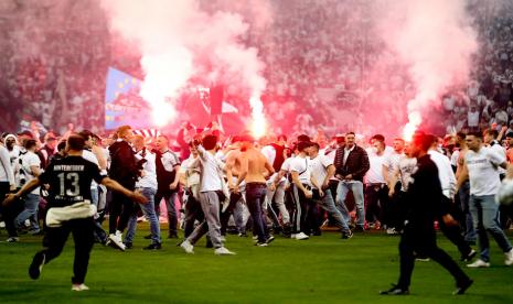 Fans Eintracht Frankfurt merayakan di lapangan keberhasilan tim kesayangan mereka lolos ke final Liga Europa usai mengalahkan West Ham United 1-0 di Frankfurt am Main, Jerman, Jumat (6/5/2022) dini hari WIB.