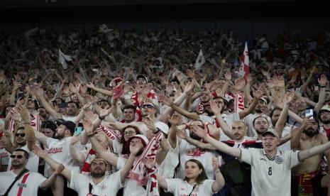 Fans Georgia merayakan keberhasilan tim mereka lolos ke babak 16 besar Euro 2024 setelah mengalahkan Portugal 2-0 pada laga terakhir Grup F, Kamis (27/6/2024) dini hari WIB.