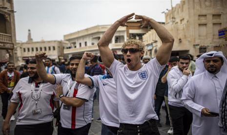  Fans Inggris bersorak di pasar Souq Waqif selama Piala Dunia FIFA 2022 di Doha, Qatar, Sabtu (10/12). 