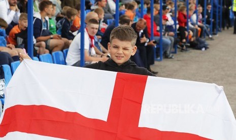 Fans Inggris menghadiri sesi pelatihan tim nasional Inggris di Zelenogorsk, Rusia, 13 Juni 2018. Inggris bersiap untuk Piala Dunia FIFA 2018 berlangsung di Rusia dari 14 Juni hingga 15 Juli 2018