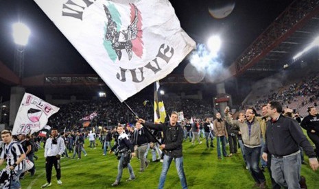 Fans Juventus merayakan gelar Scudetto setelah pertandingan Seri A melawan Cagliari. 