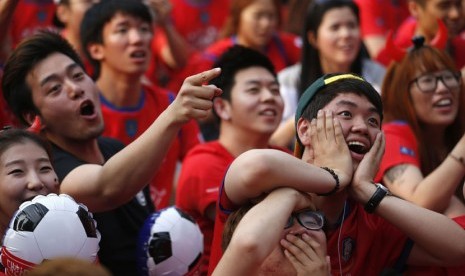 Fans Korea Selatan menyaksikan siaran langsung pertandingan timnas mereka menghadapi Rusia di laga Grup H Piala Dunia 2014 di Seoul, Korea Selatan, Rabu (18/6). 