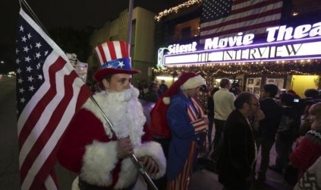 Fans line up at the Silent Movie Theatre for a midnight screening of 'The Interview' in Los Angeles, California December 24, 2014.