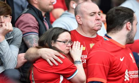 Fans Liverpool tampak muram seusai mengetahui Manchester City menang melawan Aston Villa, Ahad (22/5/2022). Hasil itu membuat kemenangan Liverpool atas Wolves di Anfield pada waktu yang sama sia-sia.