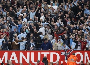 Fans Manchester City merayakan kemenangan tim kesayangan mereka usai membekuk Manchester United 6-1 di Old Trafford.