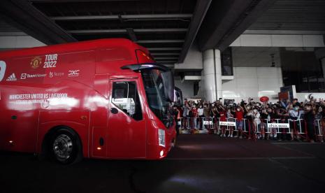 Fans Manchester United di Bangkok menyambut kedatangan rombongan tim kesayangan mereka pada Sabtu (9/7/2022) di Bandara Don Mueang.