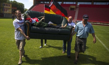 Fans membawa sofa untuk dipasang di lapangan Stadion Alte Foersterei, Berlin, Ahad (1/6) untuk persiapan nonton bareng (nobar) pertandingan Piala Dunia 2014 Brasil. 