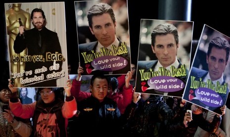 Fans mengangkat poster Christian Bale di Beijing, Cina, Senin, 12 Desember 2011