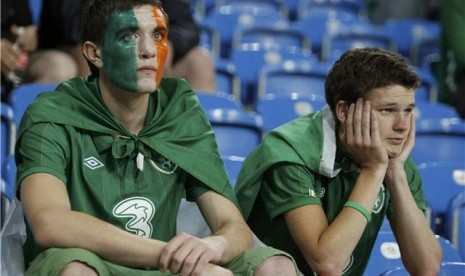 Fans Republik Irlandia tertegun lesu usai timnya menelan kekalahan 1-3 dari Kroasia di laga Grup C Piala Eropa 2012 di Poznan, Polandia, Ahad (10/6). 