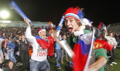 Fans Rusia menari gembira merayakan kemenangan Rusia 4-1 dalam laga lawan Republik Ceska di laga Grup A Piala Eropa 2012 di Wroclaw, Polandia, Jumat (8/6). 